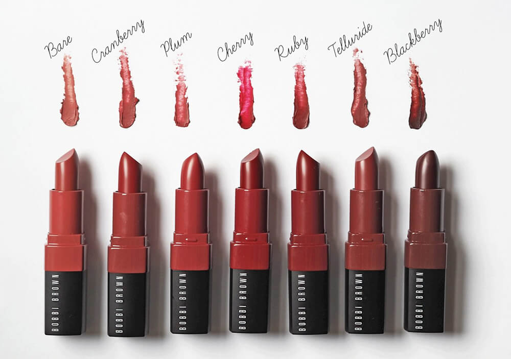 BOBBI BROWN Crushed Lip Color #Ruby 3.4 g  ลิปสติกสีขายดีจาก Bobbi Brown ที่จะช่วยแต่งแต้มริมฝีปากให้ดูราวกับเพิ่งผ่านการจุมพิต (The Just-Kissed Stain Effect) มาพร้อมเม็ดสีในแบบ Soft Matte สุดงดงาม มอบความชุ่มชื้นและคุณค่าบำรุงจากวิตามิน E, C และขี้ผึ้งคุณภาพสูง ติดทนนานได้สูงสุดถึง 8 ชั่วโมงโดยไม่เป็นคราบหรือจืดจางระหว่างวั