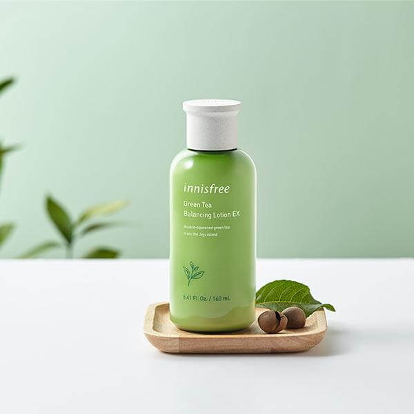  Innisfree Green Tea Balancing Lotion EX โลชั่นเนื้อบางเบาซึมง่าย ไม่เหนียวเหนอะหน่ะ ผสมสารสกัดจากชาเขียว กลิ่นหอมอ่อนๆช่วยทำให้ผิวหน้าเนียนนุ่ม ชุ่มชื่นพร้อมบำรุงผิวอย่างล้ำลึก